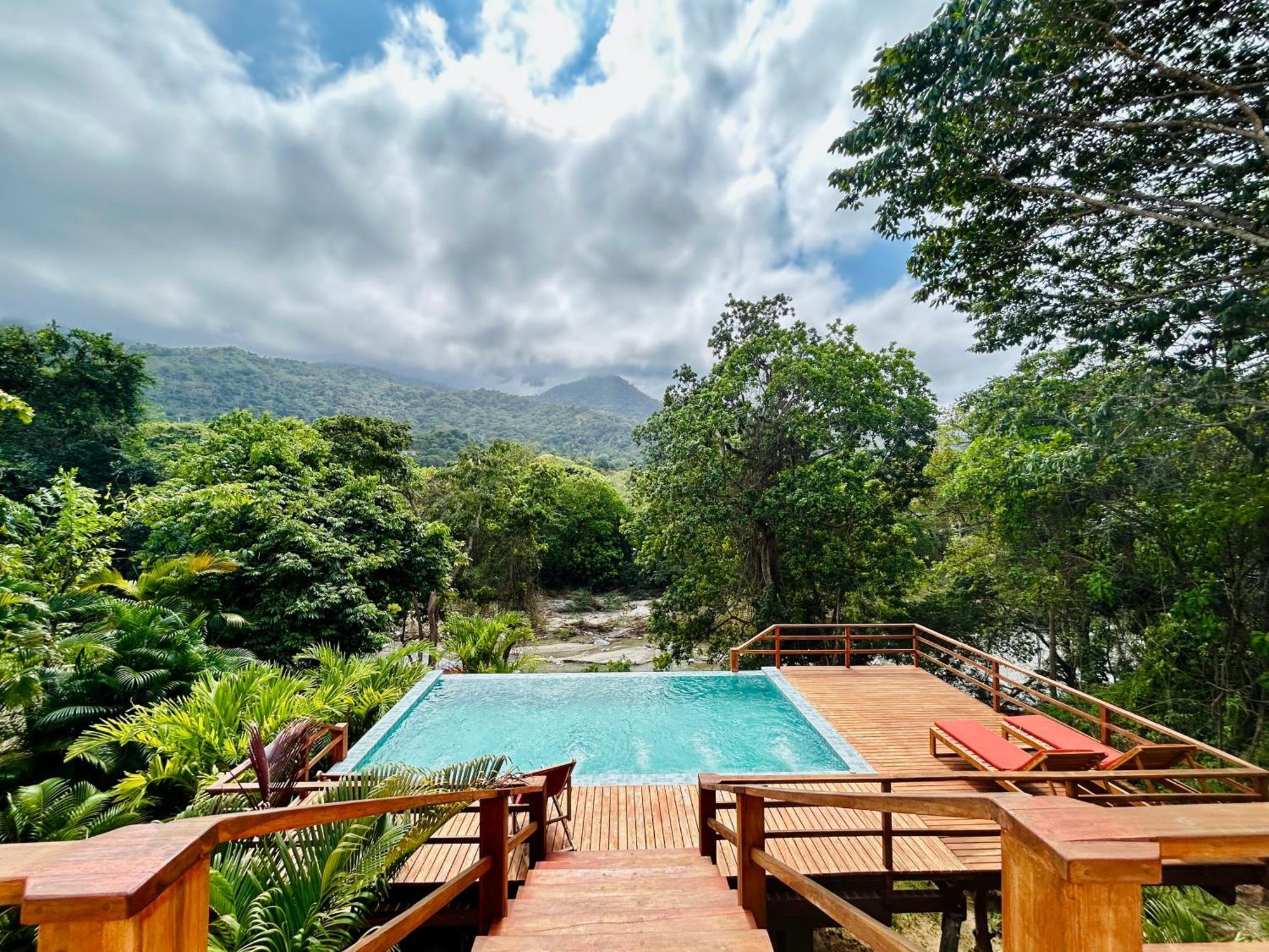 Senda Watapuy HotZaino Kültér fotó View of the swimming pool at the resort