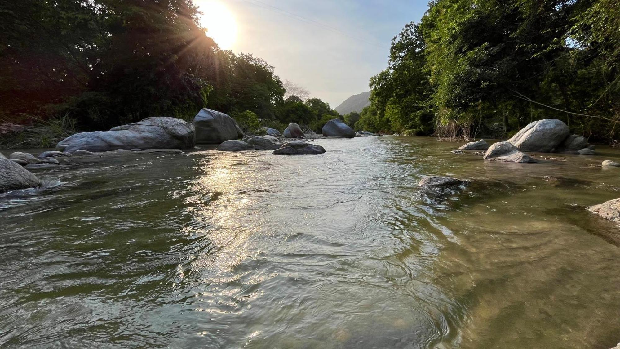 Senda Watapuy HotZaino Kültér fotó The river at the end of the day